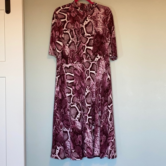 Donna Morgan Dresses & Skirts - Purple snake print, size 16, short-sleeved dress